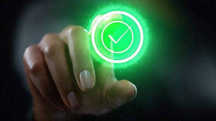 Una persona interagisce con un'icona luminosa di spunta verde, che simboleggia conferma e successo in un contesto digitale, a dimostrazione della tecnologia e del coinvolgimento dell'utente.