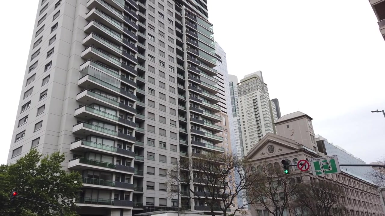 Contraste Panorâmico entre Arranha-céus e Edifícios Antigos da Cidade de Buenos Aires no Bairro de Puerto Madero
