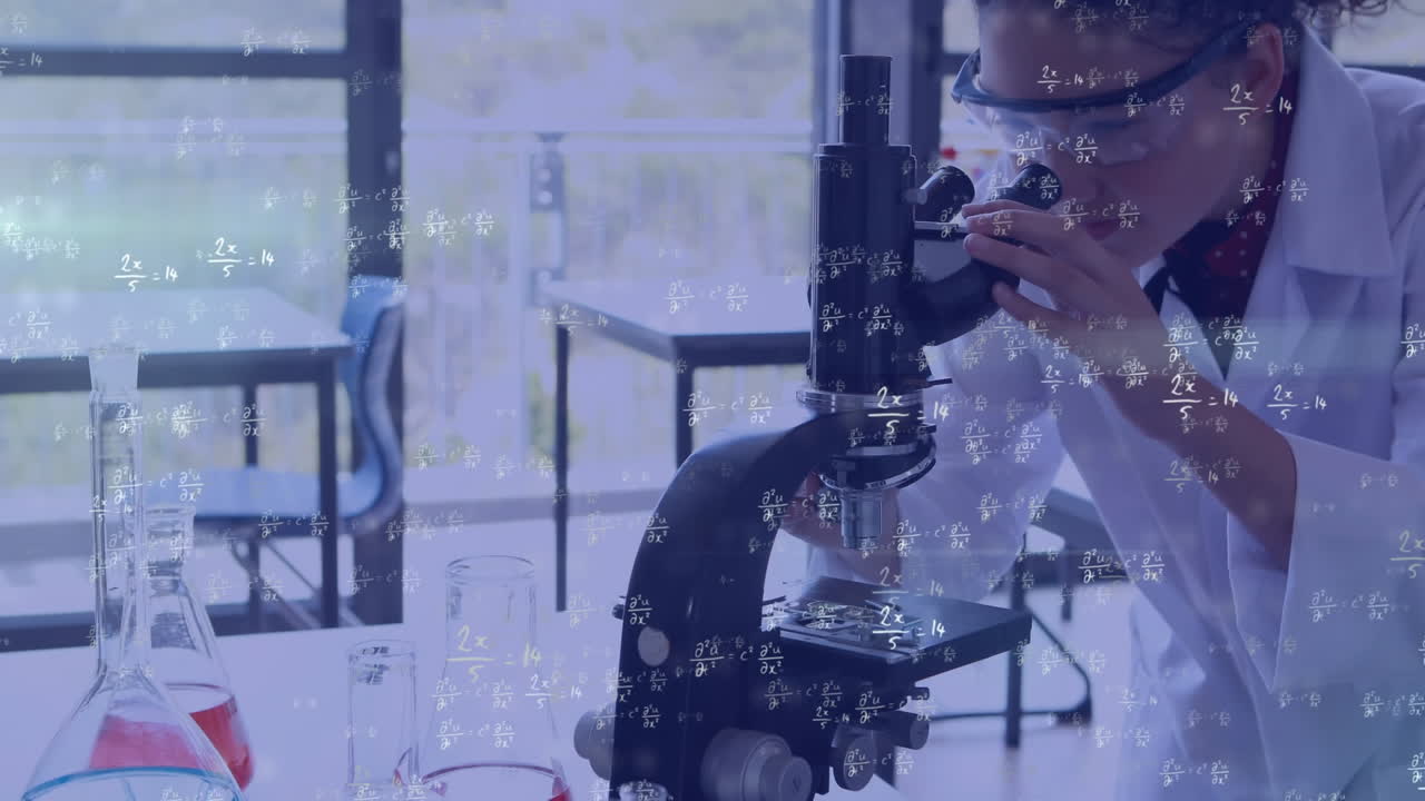 수와 추상적인 패턴의 애니메이션 두 인종의 과학자가 현미경을 통해 액체를 조사합니다.