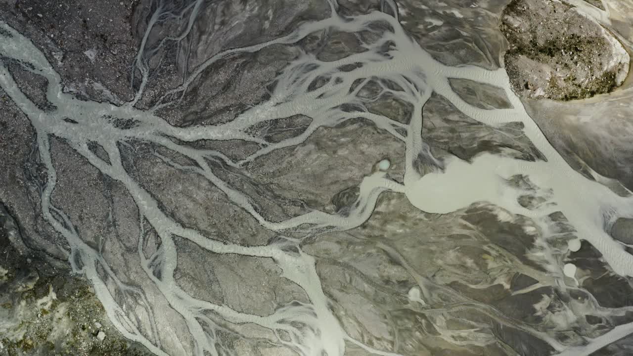 스위스 핀델글레이셔 상공에서 시계 반대 방향으로 공중이 날고 있습니다.