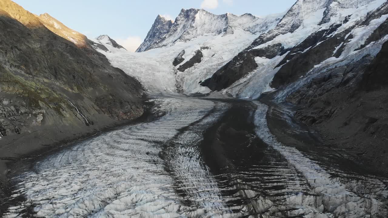 imágenes aéreas de sobrevuelo sobre el glaciar de grindelwald inferior en grindelwald, suiza