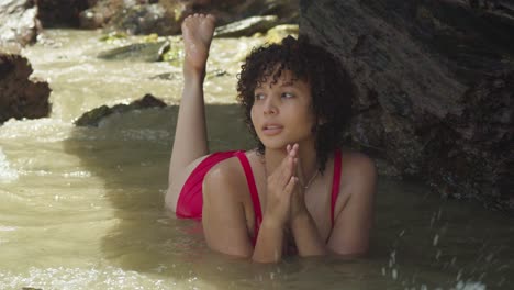 uma menina em sua juventude, vestida de biquíni, em um dia ensolarado em uma praia de areia branca