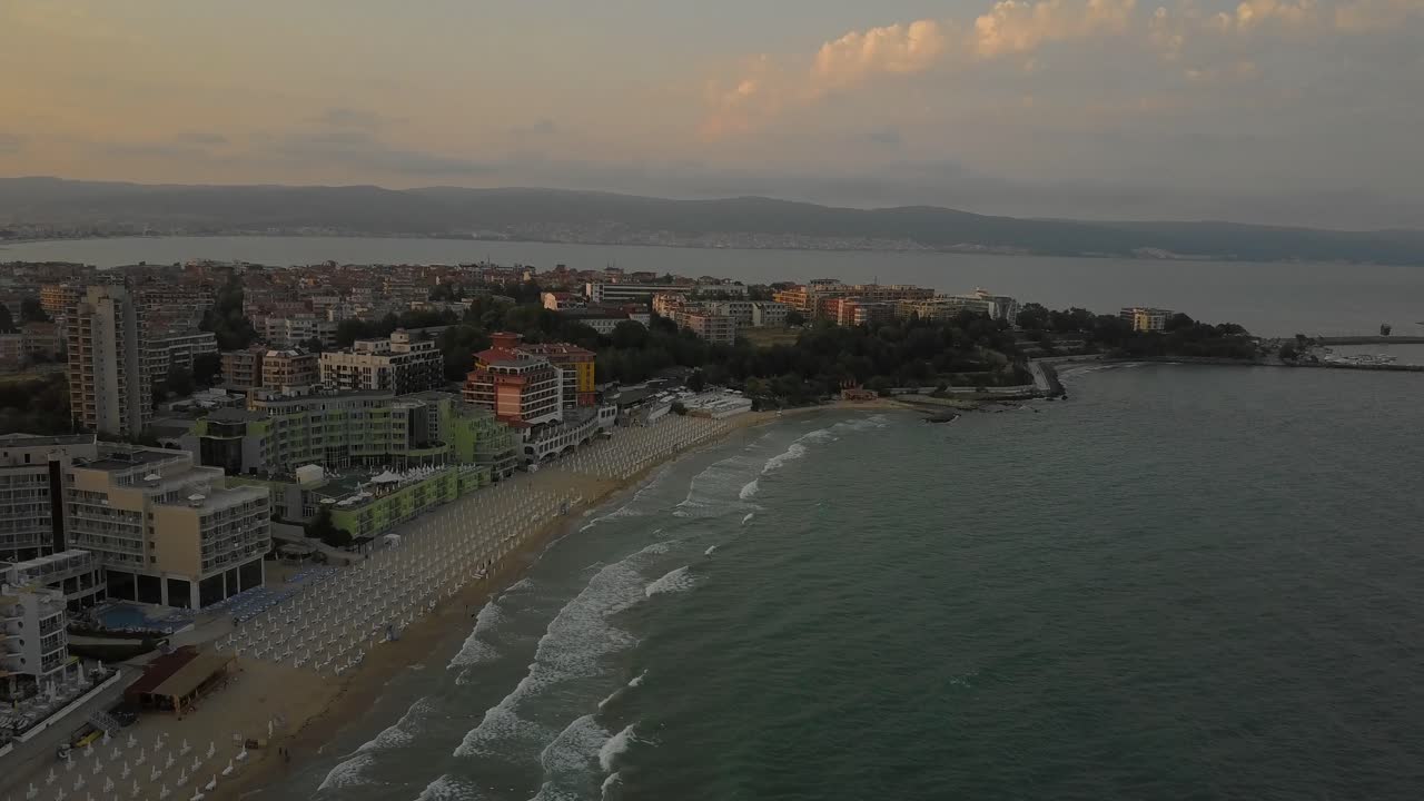 puesta de sol en la playa cerca del sitio del patrimonio mundial de nesebar en bulgaria