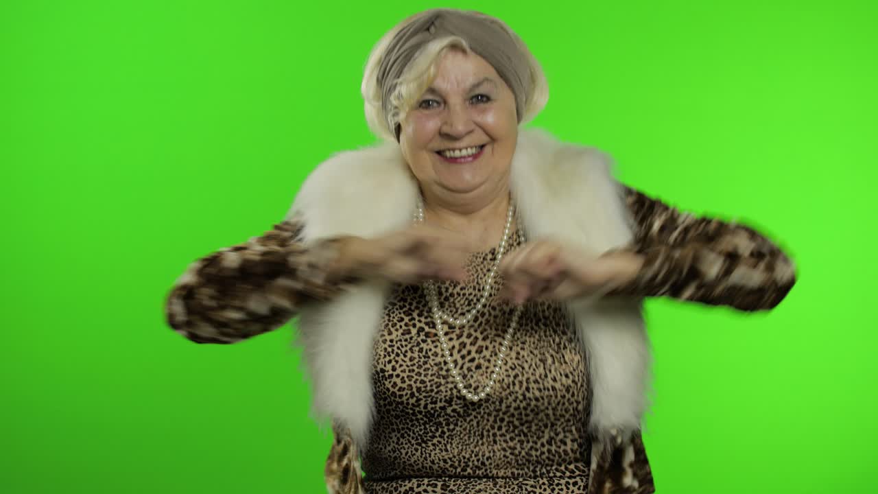 Nonna anziana ed elegante. Donna caucasica che balla e festeggia. Chroma key.