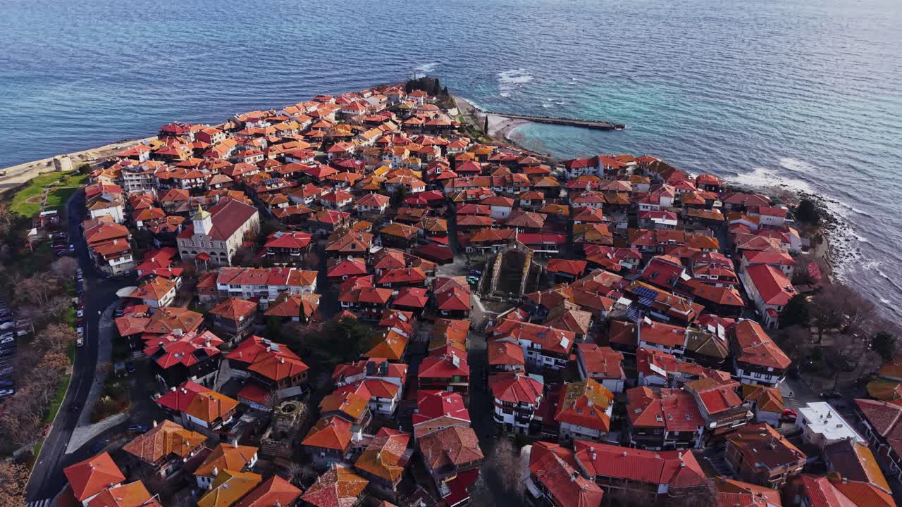 Bulgaristan'da evleri ve denizi gösteren Nesebar manzaraları
