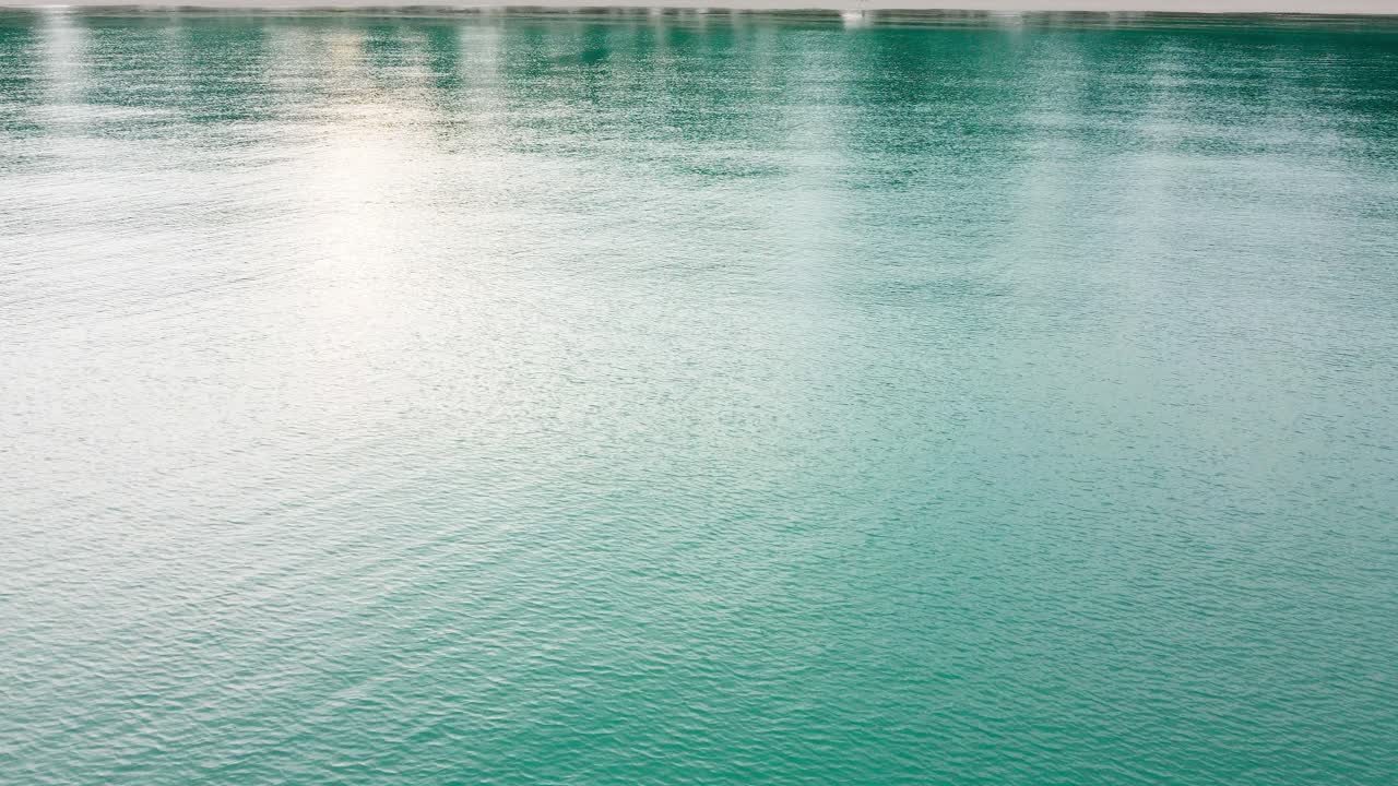 해변 바다 위에 공중보기 무인 항공기