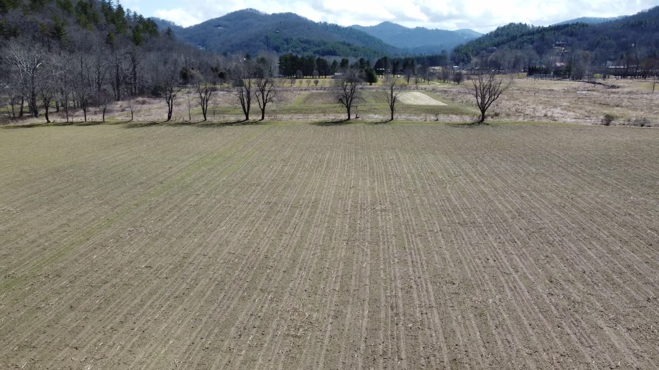 겨울철 노스캐롤라이나 분에 있는 밸리 크루즈 파크 필드