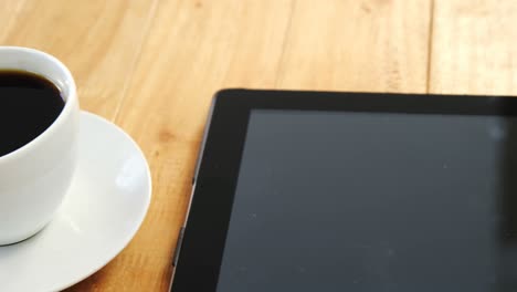 Kaffee-Mit-Digitalem-Tablet-Und-Papier