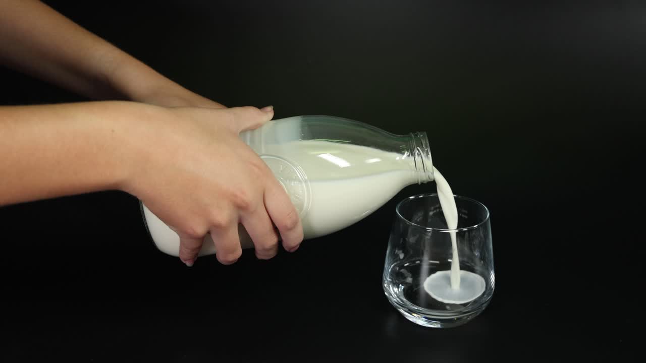 secuencia de vertido de leche de la botella al vaso