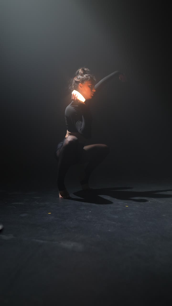 Esibizione di danza contemporanea con oggetto luminoso
