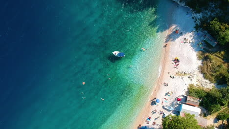 Gente-Nadando-En-El-Mar-De-Agua-Clara-Durante-El-Verano-En-Croacia