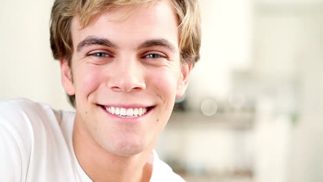 retrato de un hombre feliz