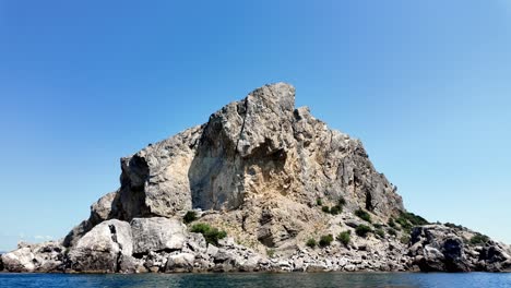 Un-Gran-Acantilado-Rocoso-Se-Eleva-Desde-El-Mar-En-Sudak,-Crimea.