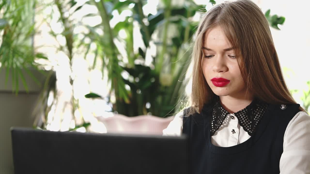 노트북에서 일하는 젊은 여성