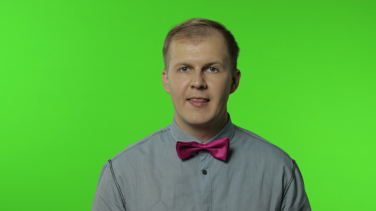 언어를 보여주는 남자, 록 앤 롤 손 제스처, 크 신호, 승리에 흥분, 미친 성공