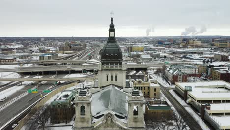 drone vuela sobre la basílica de santa maría en invierno