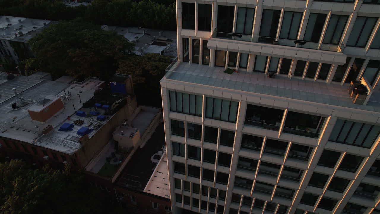 Vista aérea de um apartamento de luxo iluminado pelo sol, pôr do sol no Brooklyn, Nova Iorque, EUA
