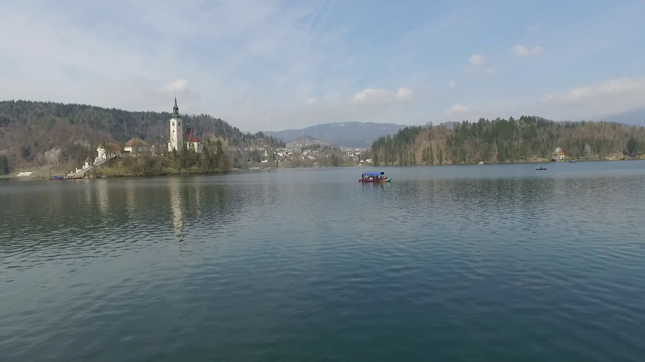 Vista aerea sul lago di Bled e l'isola con la chiesetta situata al centro del Lago di Bled, Slovenia