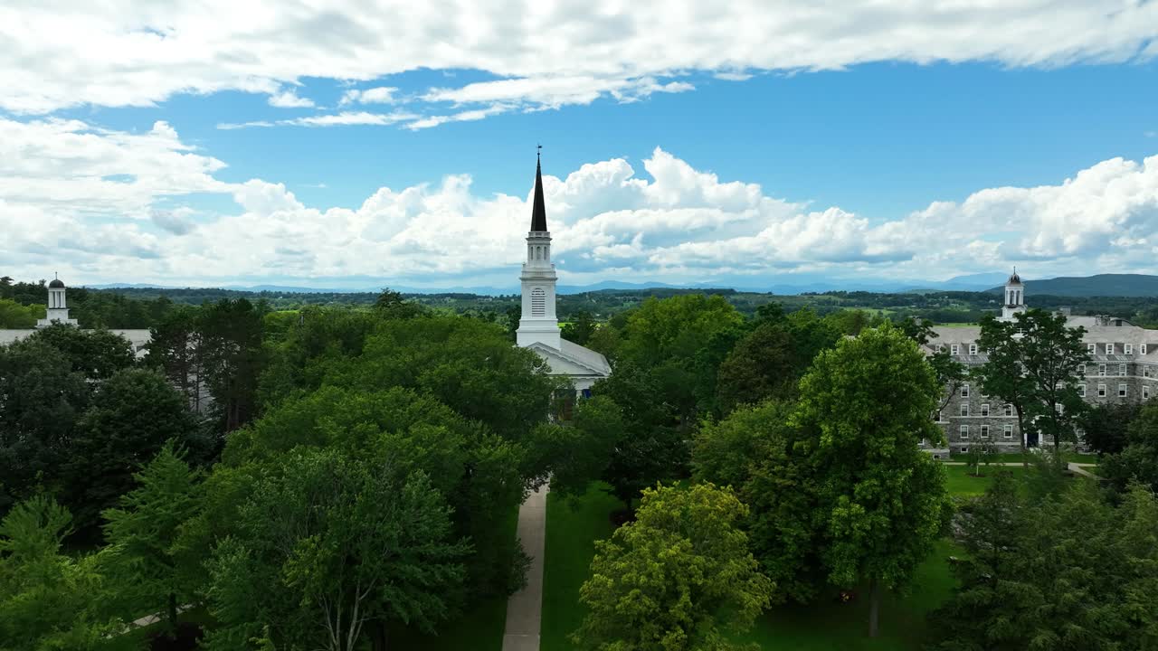 드론이 파격적인 스카이라인에서 내려오는 것처럼 보십시오.