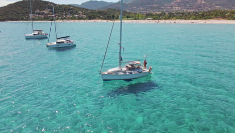 Luftmenschen,-Die-Sich-Auf-Dem-Boot-Im-Tropischen-Meer-Sardiniens-Entspannen