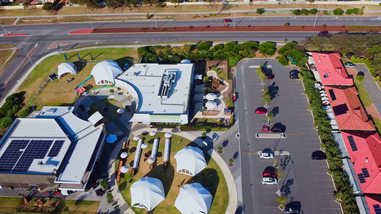 공중 도리 (aerial dolly) 는 건물과   텐트 위를 고 지나가는 자동차와 함께 습니다.