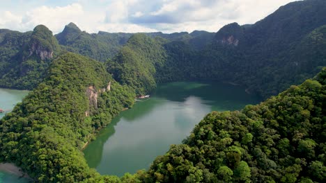 lago dayang bunting en la selva tropical de malasia