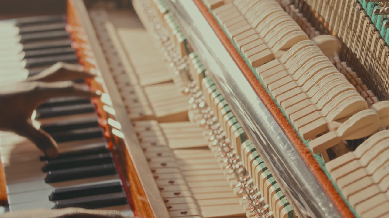 persona tocando el piano