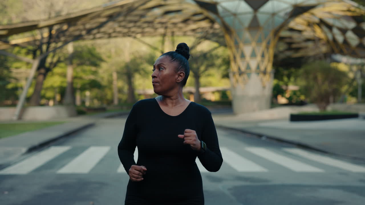 mujer corriendo al aire libre