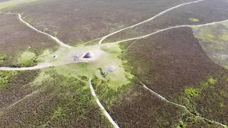 vista aérea sobre la cumbre de la baliza dunkery rodeada de brezo