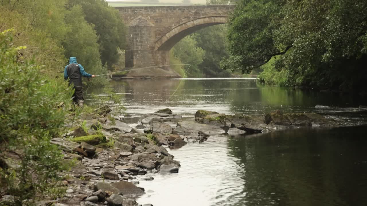돌 다리 를 가진 강변 을 따라  ⁇ 고 있는 플라이피셔맨 의 손잡이  ⁇