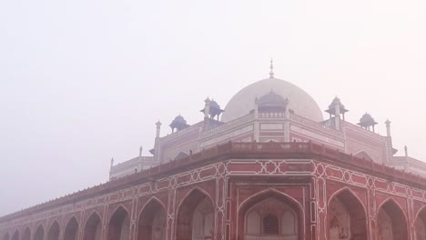 Tumba-De-Humayun-En-La-Mañana-Brumosa-Desde-Una-Perspectiva-única-Tomada-En-Delhi-India