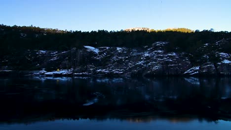 Paseos-En-Bote-Por-Los-Fiordos-Que-Rodean-Bergen,-Noruega