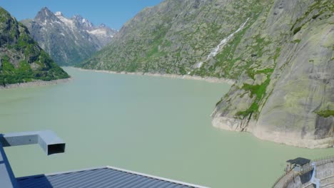 Grimselsee-En-Suiza,-En-Un-Día-Claro-Y-Soleado