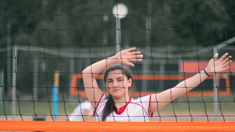 Frauen,-Die-An-Einem-Professionellen-Beachvolleyball-Turnier-Teilnehmen.-Eine-Verteidigerin-Versucht,-Einen-Schuss-Während-Der-2-Internationalen-Professionellen-Beachvolleyball-Turniere-Der-Frauen-Zu-Stoppen