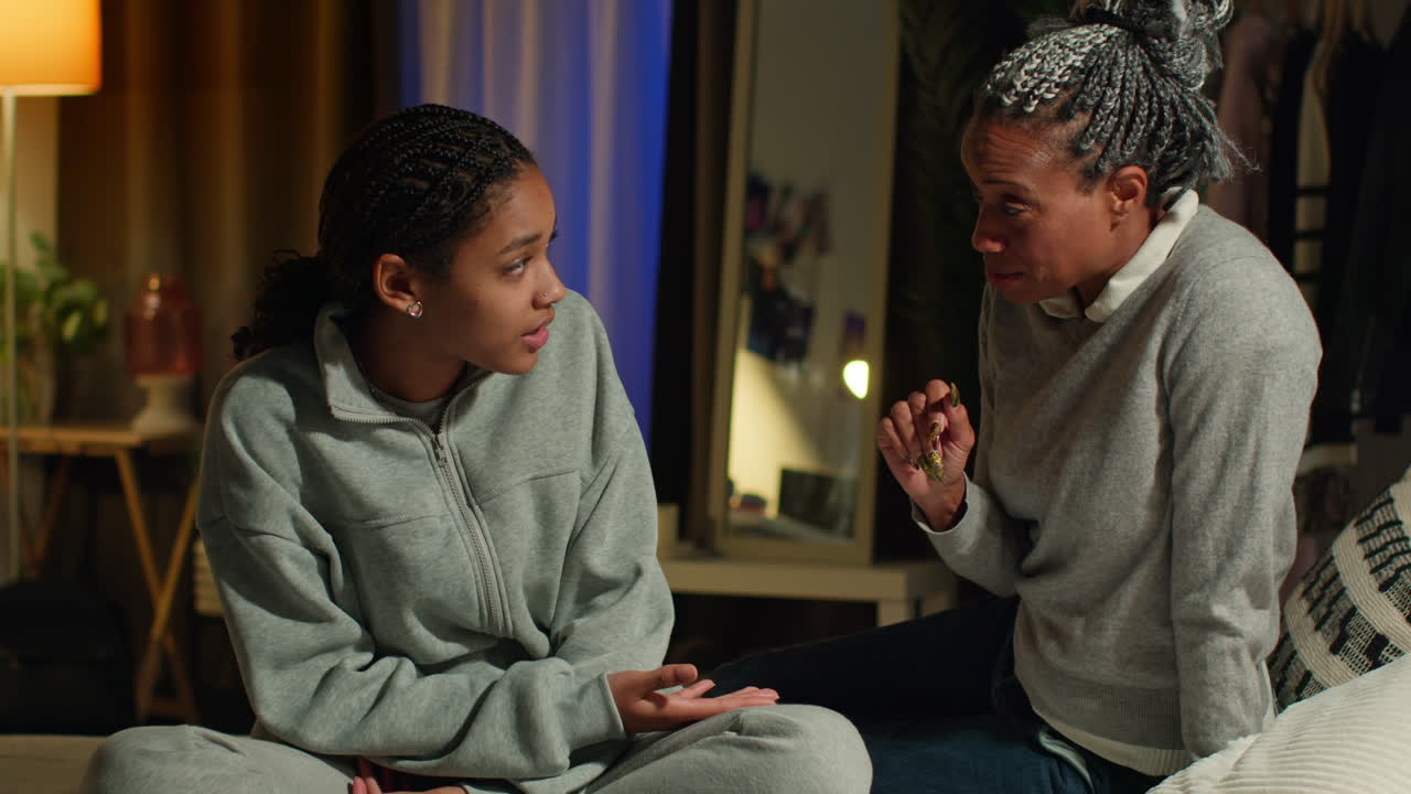 madre e hija discutiendo