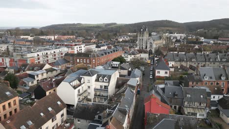 Vista-Aérea-De-Drones-De-La-Pequeña-Ciudad-De-Louviers,-Normandía,-Francia-En-Un-Día-Nublado.