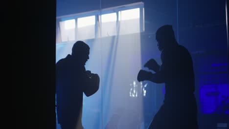 Un-Joven-Practicando-Con-Su-Entrenador-En-Un-Boxeo