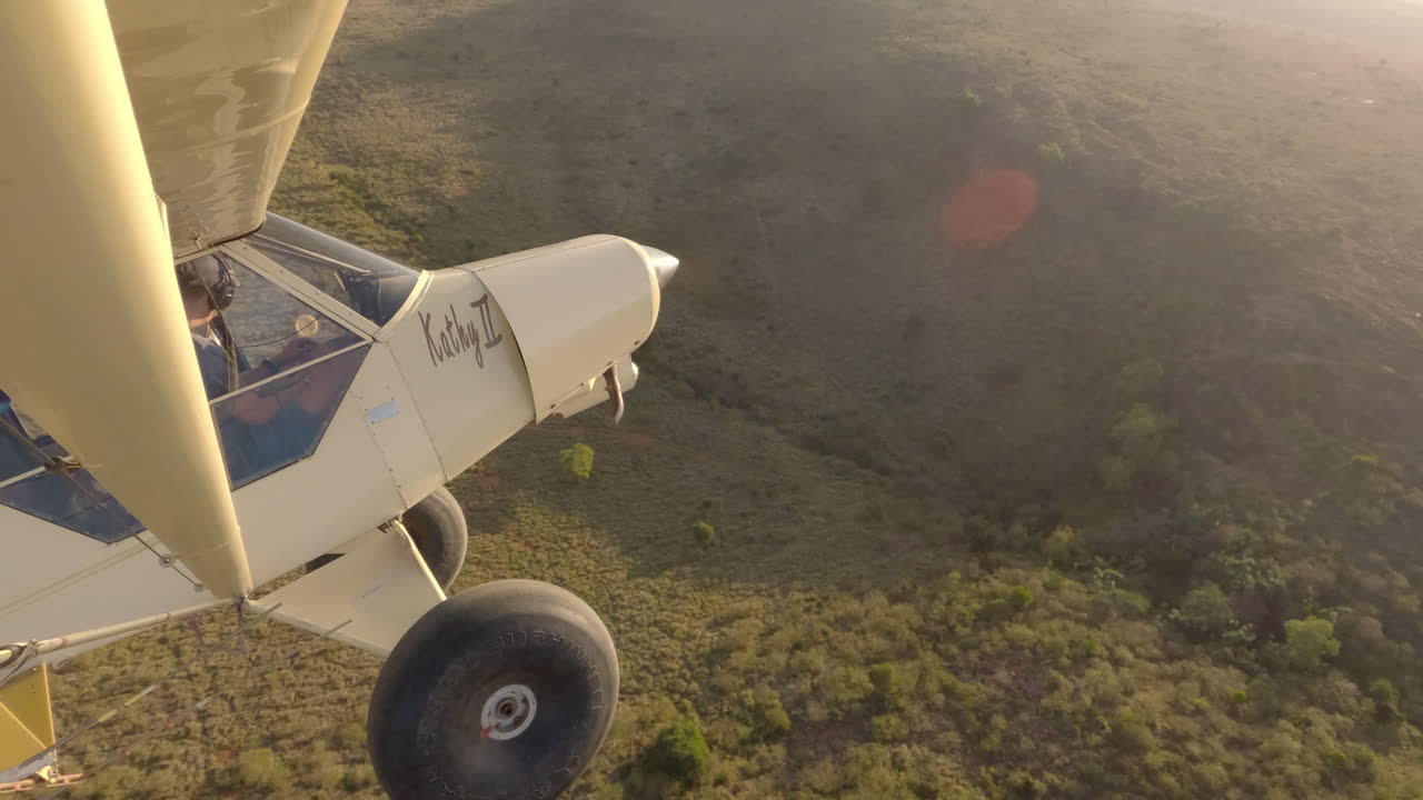 Aereo su veduta aerea di scogliera con vegetazione e strada.