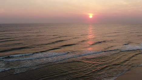 Amanecer-Rosa-Y-Púrpura-Sobre-El-Océano,-Tirando-Hacia-Atrás-Lentamente-Revelando-La-Playa