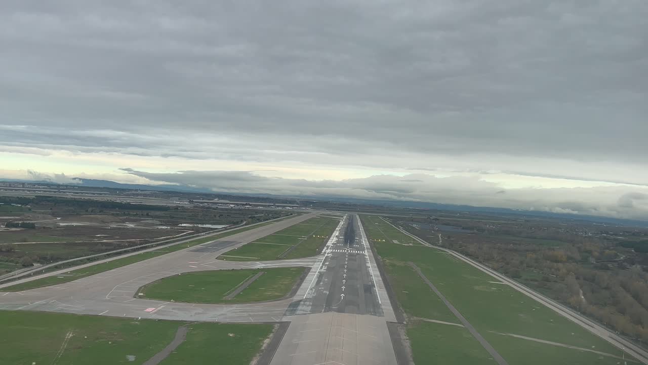 Real time approach to land Runway 32R in a cold winter day, as seen by the pilot&rsquo;s