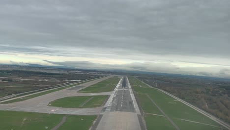 Echtzeit-Anflug-Auf-Die-Landebahn-32r-An-Einem-Kalten-Wintertag,-Aus-Sicht-Des-Piloten