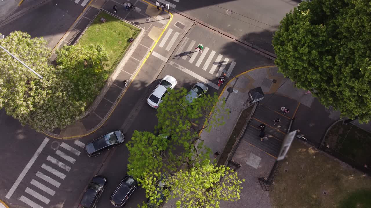 부에노스 아이레스의 도로에서 축구공으로 저글링하는 거리 저글러의 공중 탑다운