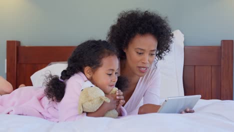 Vista-Frontal-De-Madre-E-Hija-Negras-Usando-Tableta-Digital-En-Casa-Cómoda-4k