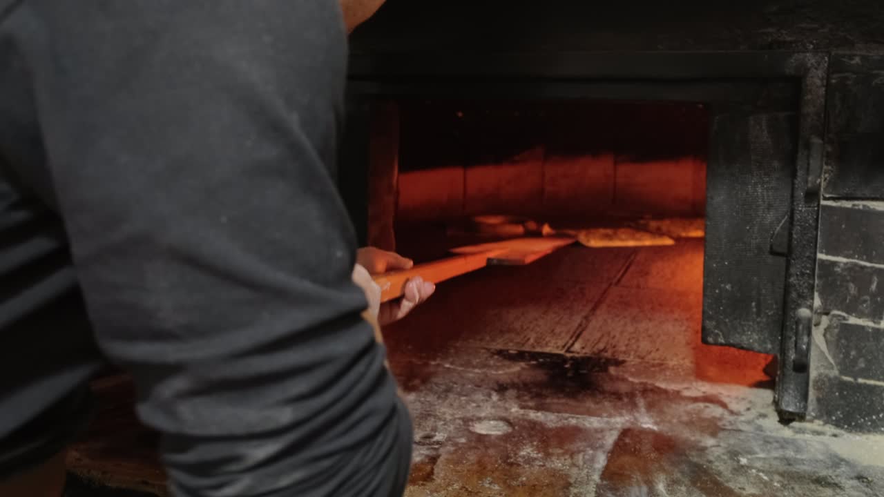 chef turco horneando el tradicional postre escamoso de gaziantep katmer en el horno