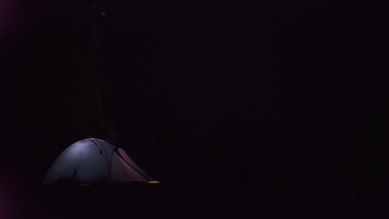 una hermosa toma de una tienda de campaña levantada por la noche bajo el cielo en las montañas del himalaya para que los excursionistas se queden