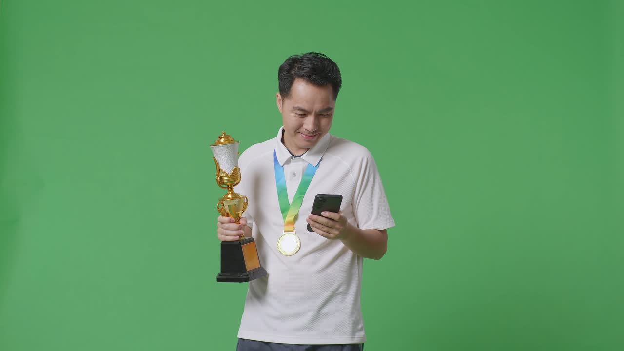 트로피 와 메달 을 가지고 승리를 축하 하는 사람