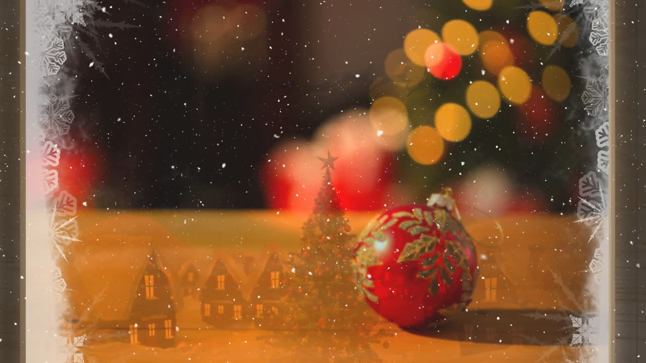 composición de video con nieve sobre la habitación con decoraciones de navidad vistas a través de una ventana helada