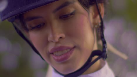 jockey femenina brasileña en primer plano con casco de equitación