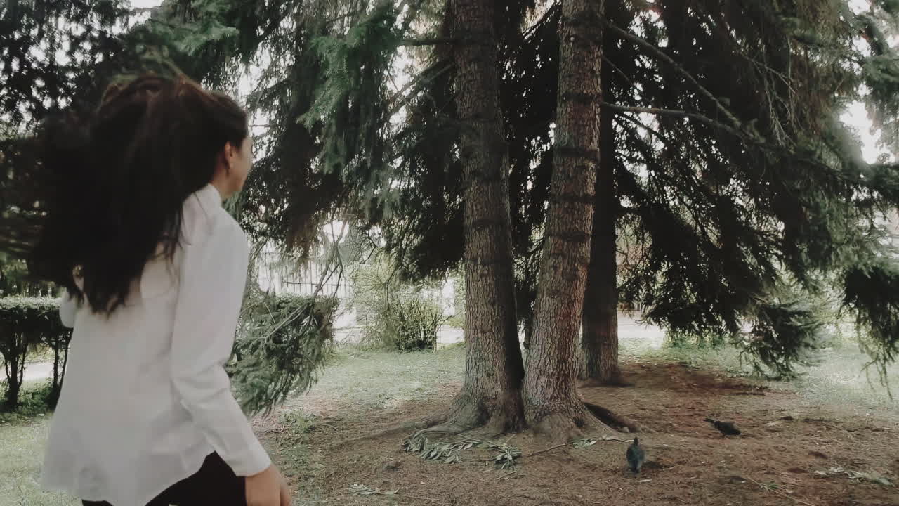 mujer corriendo en un parque