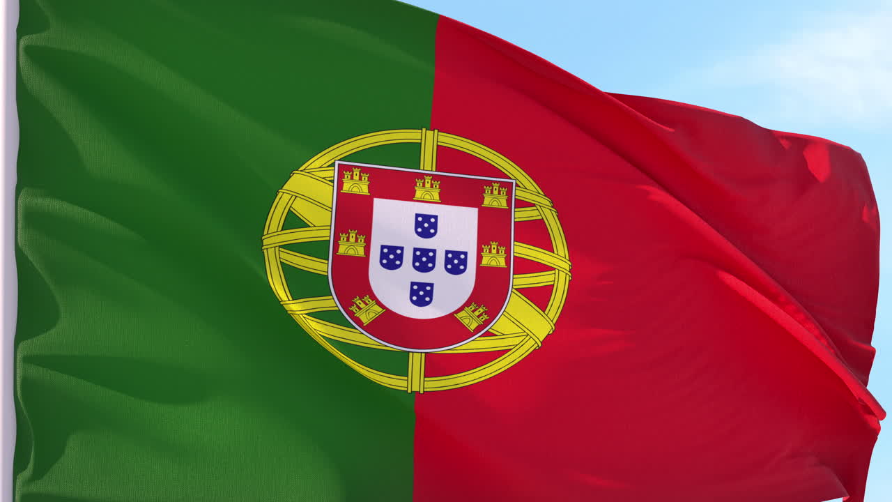 Bandeira de Portugal Tremulando ao Vento Contra o Céu Azul
